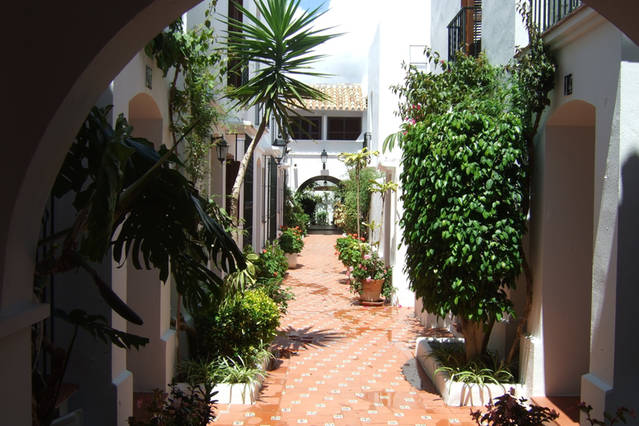 http://Front%20entrance%20to%20the%20town%20house