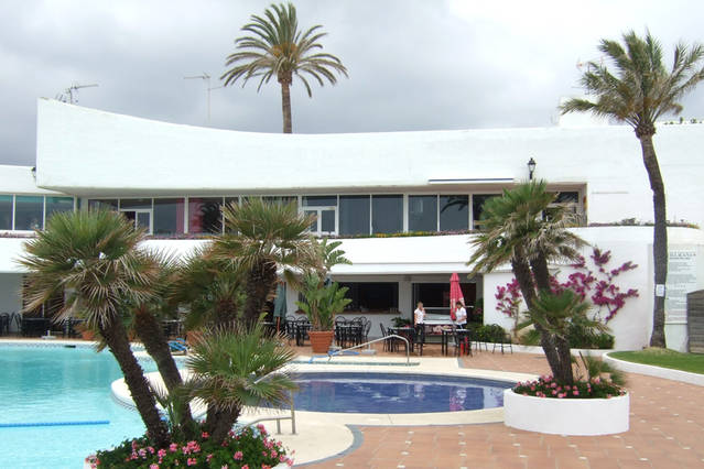 http://Large%20swimming%20pool