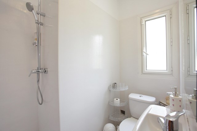 http://En%20suite%20for%20bedroom%205