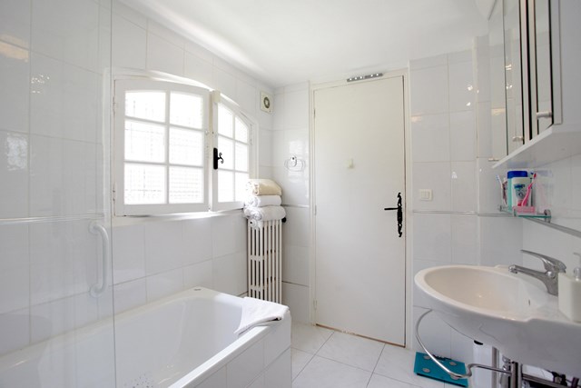 http://En%20suite%20bathroom%20for%20bedroom%208