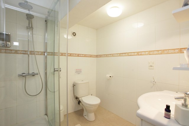 http://En%20suite%20bathroom%20for%20bedroom%206