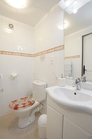 http://En%20suite%20for%20bedroom%207