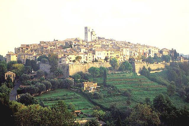 http://Mougin%206%20km%20away%20great%20places%20to%20eat