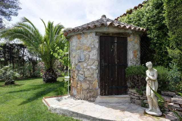 http://Outdoor%20toillet